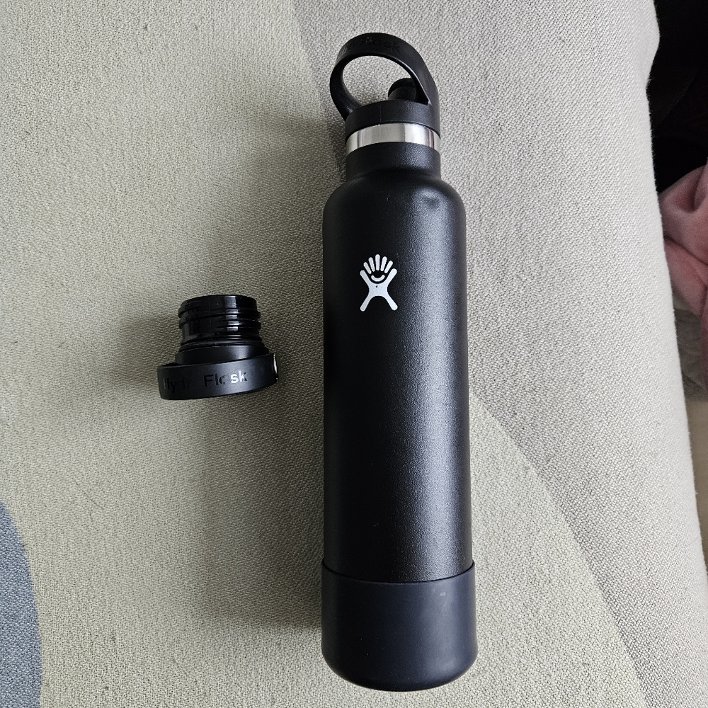 Hydro flask - 24 oz (709 ml) Black Water Bottle (additional lids)